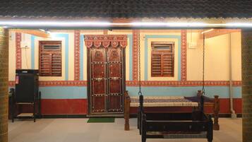 Family Room | Desk, laptop workspace, free WiFi, bed sheets