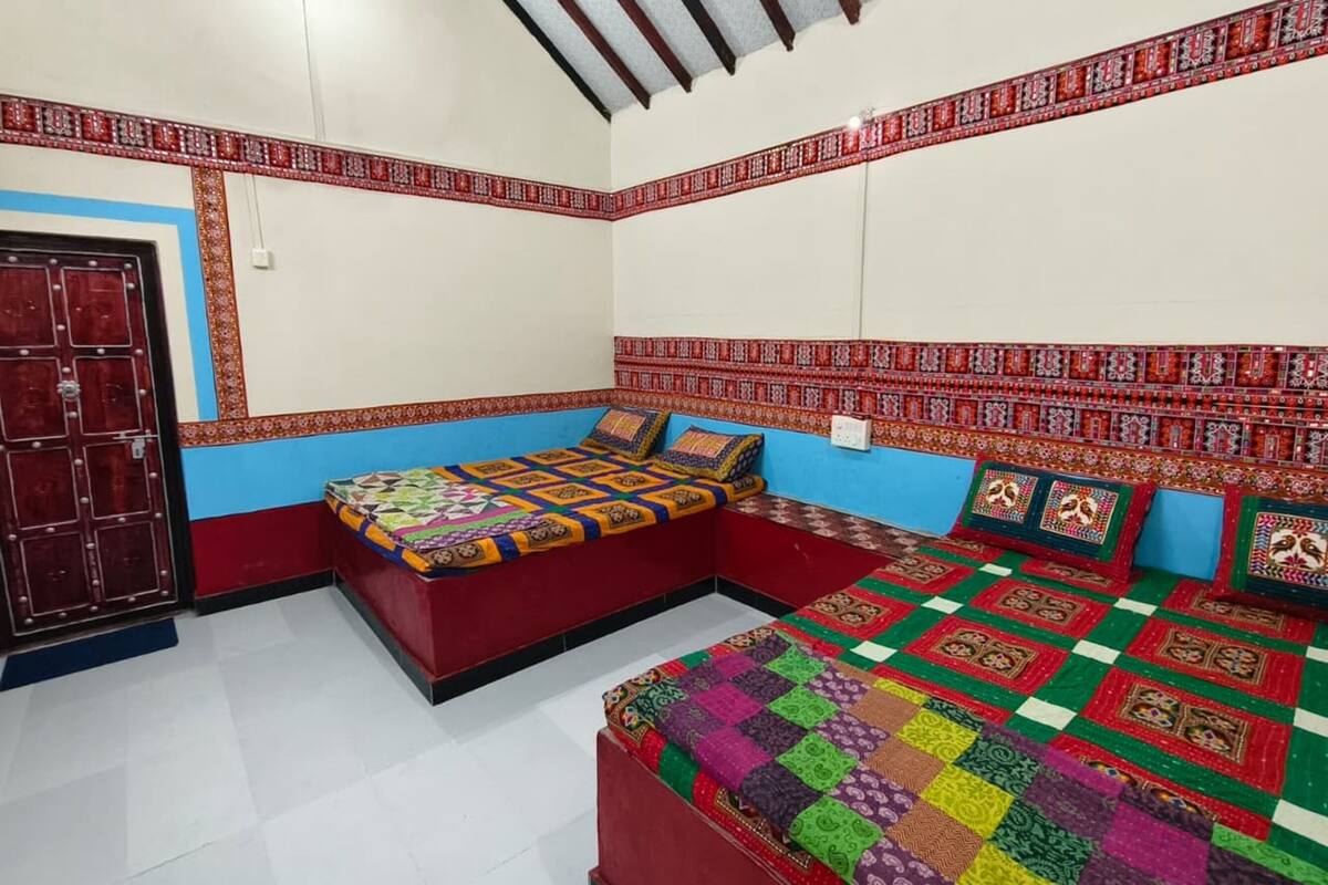 Family Room | Desk, laptop workspace, WiFi (free), bed sheets