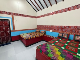 Family Room | Desk, laptop workspace, WiFi (free), bed sheets
