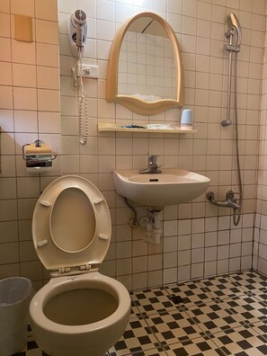 Economy Quadruple Room | Bathroom - HUANG KAI (Taichung)