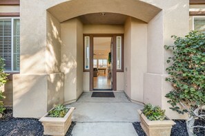 Exterior detail - 4BR Indio Desert Escape • Stylish Stay • Mountain Views (Indio)