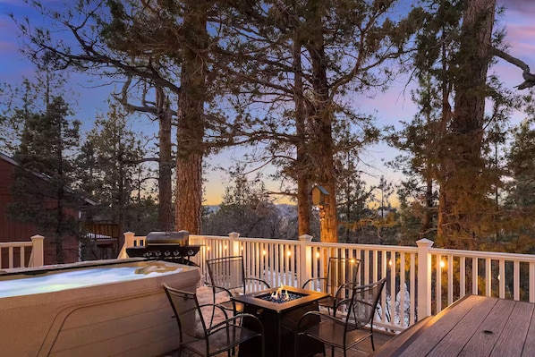 Outdoor dining - BlueMoon • Modern Remodel • Spa • Pets Ok • Views • Arcade (Big Bear)