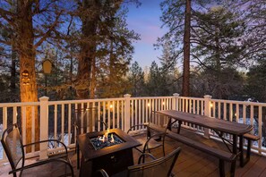Outdoor dining - BlueMoon • Modern Remodel • Spa • Pets Ok • Views • Arcade (Big Bear)
