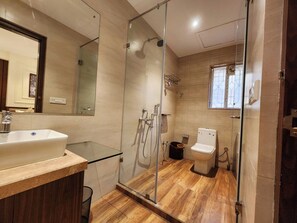 Shower, towels, soap - EENNRA ARAMMBAGH (Arambag)