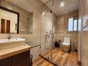 Een douche, handdoeken, zeep