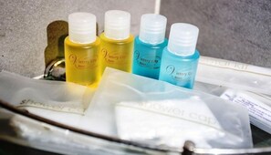 Shower, free toiletries, hair dryer, towels - Victory City Hotel Crystal Bay (Johor Darul Ta'zim)