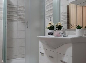 Apartment (Two Bedroom Apartment with Terrace an) | Bathroom - Apartments Tomislav (Vrsi)