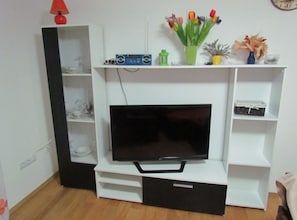 Apartment (Three Bedroom Apartment with Terrace ) | Living room | 32-inch flat-screen TV with satellite channels - Apartment Ela (Sveti Filip i Jakov)