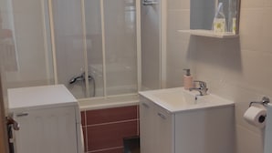 A bathroom with a shower, a sink, and a toilet. - Apartment Ela (Sveti Filip i Jakov)