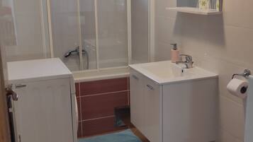 Apartment (Three Bedroom Apartment with Terrace ) | Wäscherei