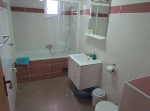 Apartamento (Three Bedroom Apartment with Terrace ) | Banheiro | Toalhas de banho 