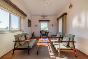 Kamar, pemandangan kebun | Brankas, meja kerja, dan Wi-Fi gratis