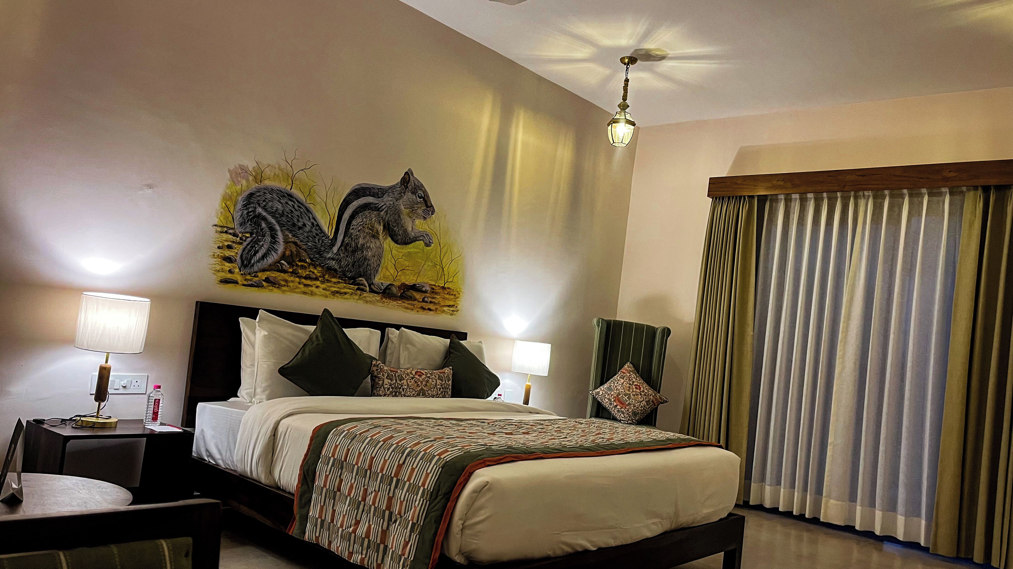 客房內保險箱、書桌、免費無線上網