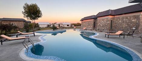 Una piscina al aire libre