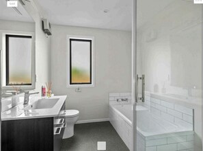 Douche, séchoir à cheveux, serviettes fournies, papier de toilette