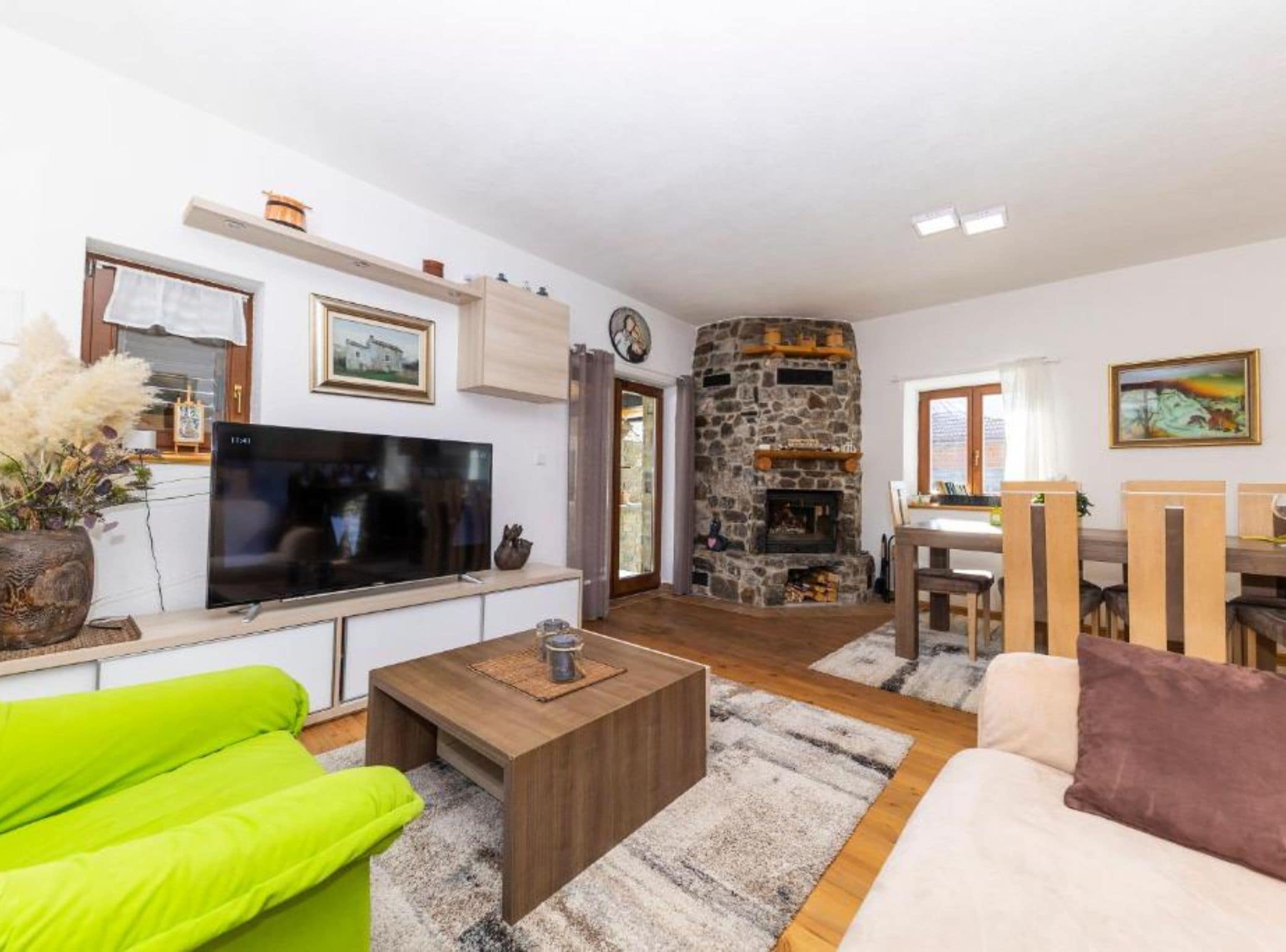 獨棟房屋 (Three bedroom villa with pool and hot) | 客廳 | 32-吋平面電視，提供數位頻道