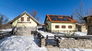 Il s’agit d’un bâtiment traditionnel, doté d’une entrée en pierre et d’une enseigne indiquant qu’il s’agit d’un village de vacances.
