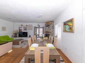 House (Three bedroom villa with pool and hot) | Dining room - Lovinac Spa by Režek (Lovinac)
