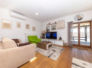 Casa (Three bedroom villa with pool and hot) | Sala de estar | TV de tela plana 32 polegadas com canais digitais