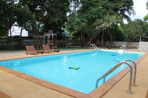 Una piscina al aire libre