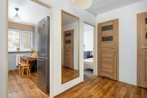 Silitysrauta/-lauta, vauvan matkasänky, Wi-Fi, vuodevaatteet