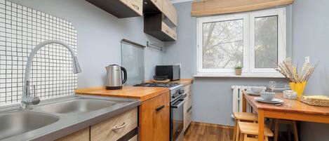 Een koelkast, een magnetron, een oven, een kookplaat