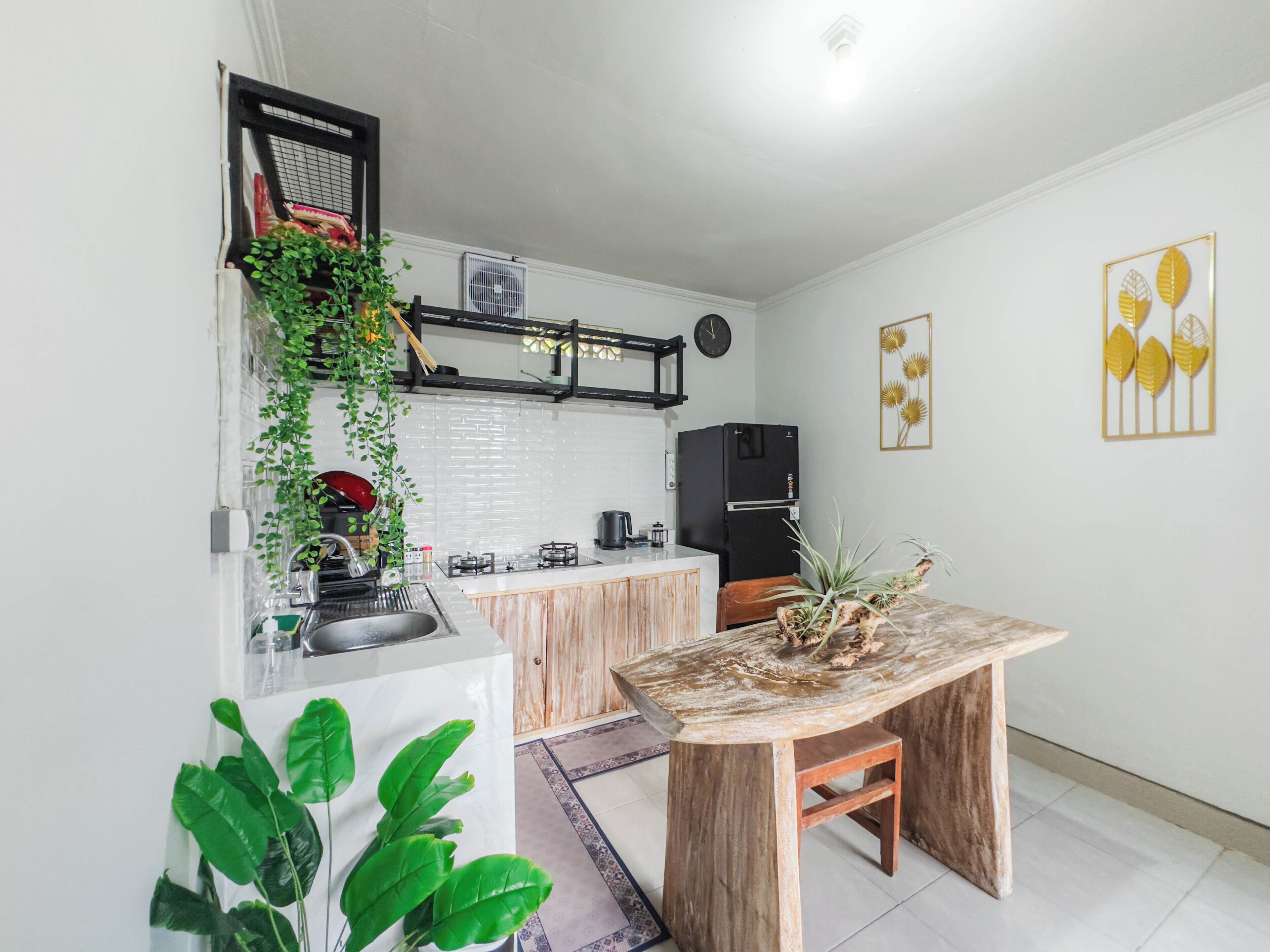 Frigorífico, placa de cocina y utensilios de cocina