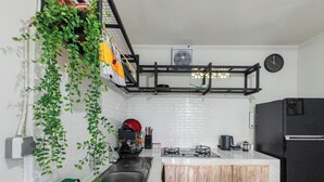Deluxe Oda | Ortak mutfak | Buzdolabı, set üstü ocak, tencere seti/tabak/mutfak aletleri
