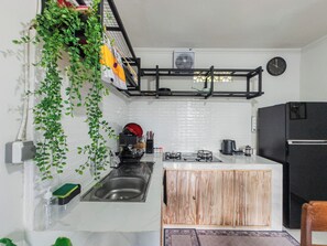 Deluxe Room | Shared kitchen | Fridge, stovetop, cookware/dishes/utensils - Nandana Guest House Ubud (Gianyar)