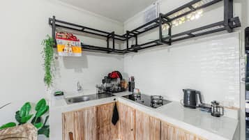 Deluxe Room | Shared kitchen | Fridge, stovetop, cookware/dishes/utensils