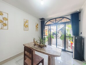 Deluxe Room | Shared kitchen | Fridge, stovetop, cookware/dishes/utensils - Nandana Guest House Ubud (Gianyar)