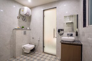 Deluxe Double Room, City View | Bathroom | Free toiletries, hair dryer, slippers, towels - Miran Hotel & Suites - Mathura Road (Faridabad)