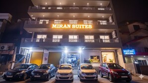 Rakennuksessa, jonka sisäänkäynnin yläpuolella on kyltti, jossa lukee ”MIRAN SUITES”, on useita kerroksia ja parvekkeita.
