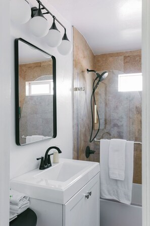 Hair dryer, towels, soap, shampoo - Side-by-Side Homes - Near Zoo & Gaslamp (San Diego)