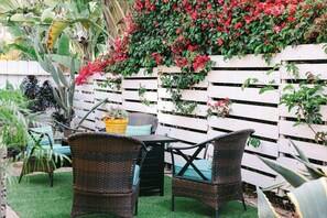 Outdoor dining - Side-by-Side Homes - Near Zoo & Gaslamp (San Diego)