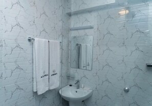 Shower, hair dryer, towels, soap - Amoria Boutique Hotel (Limuru Town.)