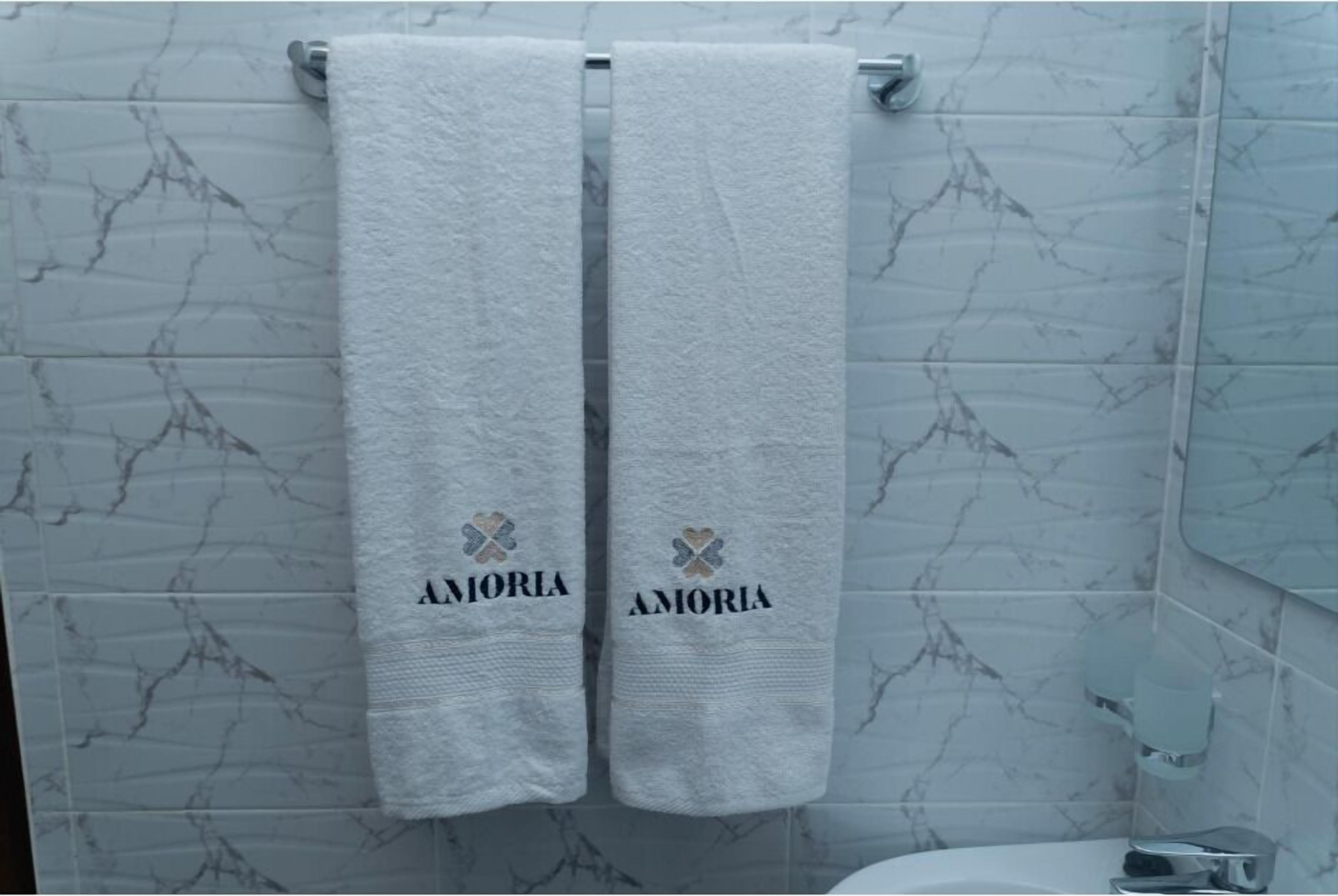 Chuveiro, secador de cabelo, toalhas de banho, sabonete