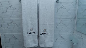 Chuveiro, secador de cabelo, toalhas de banho, sabonete