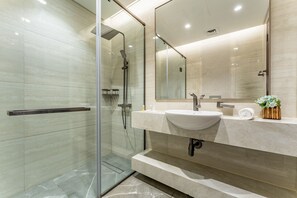 Shower, hair dryer, bidet, towels - City Living w/ Street Views,Just a Walk to Bus Stop,Easy Transport to Downtown (Dubai)