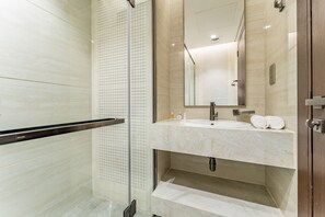 Shower, hair dryer, bidet, towels - City Living w/ Street Views,Just a Walk to Bus Stop,Easy Transport to Downtown (Dubai)