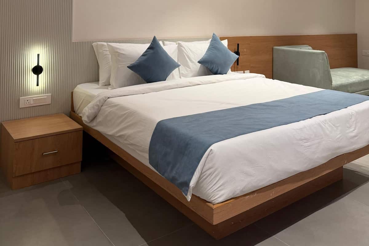 Luxury Suite, 1 King Bed | Laptop workspace, free WiFi