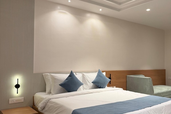 Luxury Suite, 1 King Bed | Laptop workspace, WiFi (free)