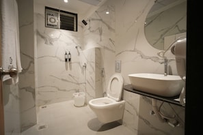 Dusche, Haartrockner, Handtücher, Seife