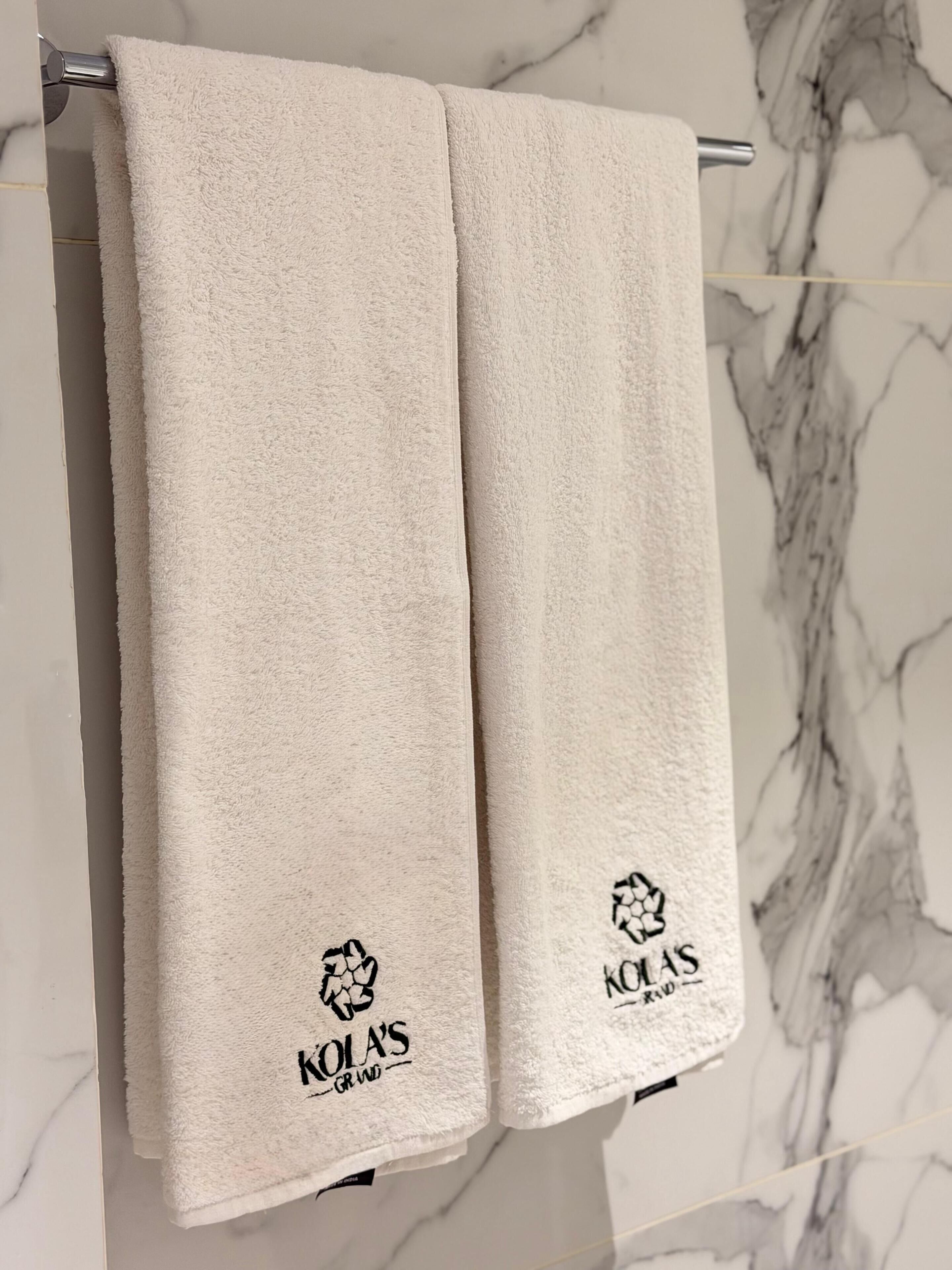 Dusj, hårføner, håndklær og såpe