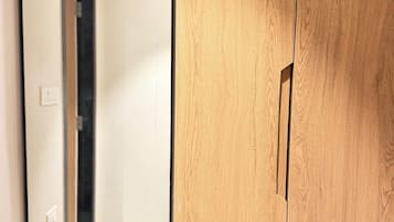 Skrivebord for bærbar PC og wi-fi (inkludert)