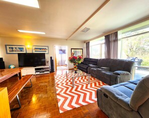 TV connectée, baby-foot, livres, chaîne hi-fi