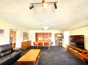 Smart-TV, Tischfußball, Bücher, Stereoanlage