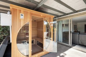 Sauna - Private king guest room 2 with free parking (Highett)