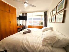 1 dormitorio, escritorio, tabla de planchar con plancha y cuna de viaje