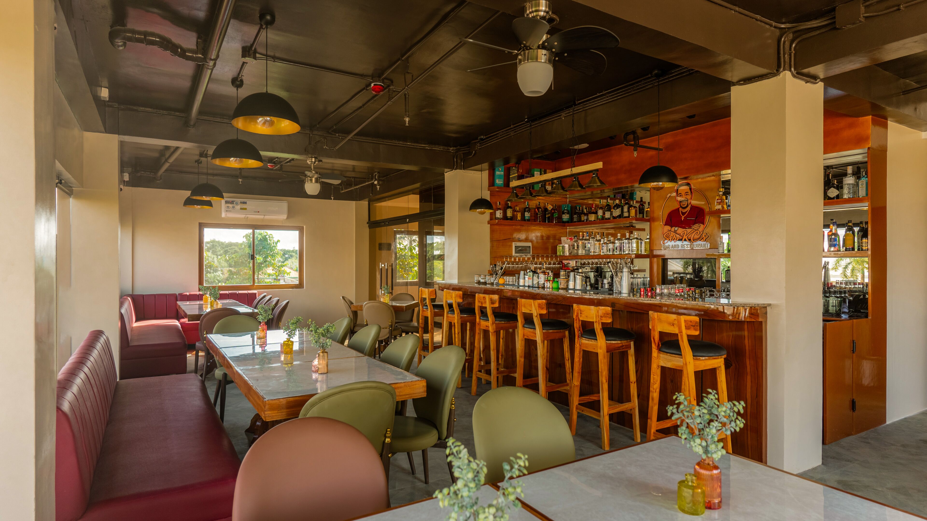 Serveert ontbijt, lunch, diner, openlucht dineren 